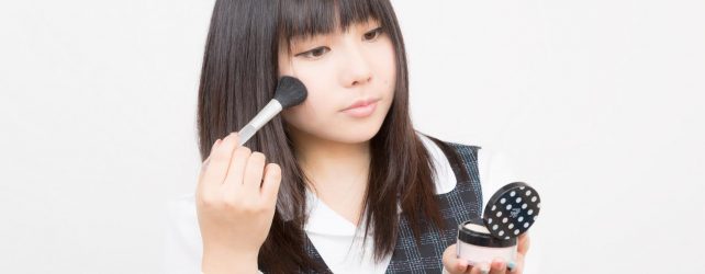 メイクの女性